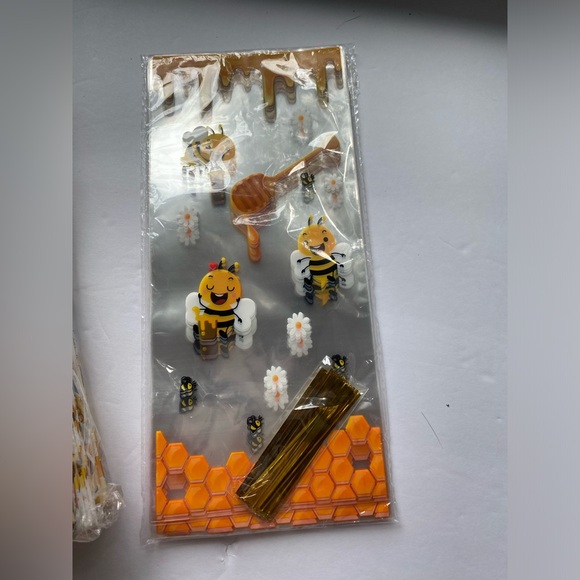 5/$30 Bee/Honey Winnie-the-Pooh Kraft Bags, cellophane bags, tags & stickers - Picture 5 of 10